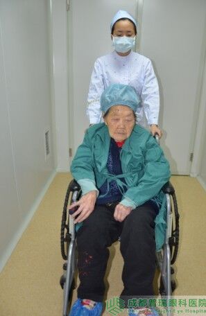 艾碧君院長親自主刀110歲老人白內(nèi)障手術