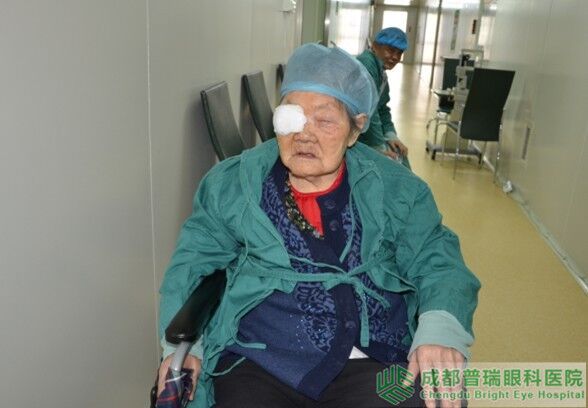 艾碧君院長親自主刀110歲老人白內(nèi)障手術